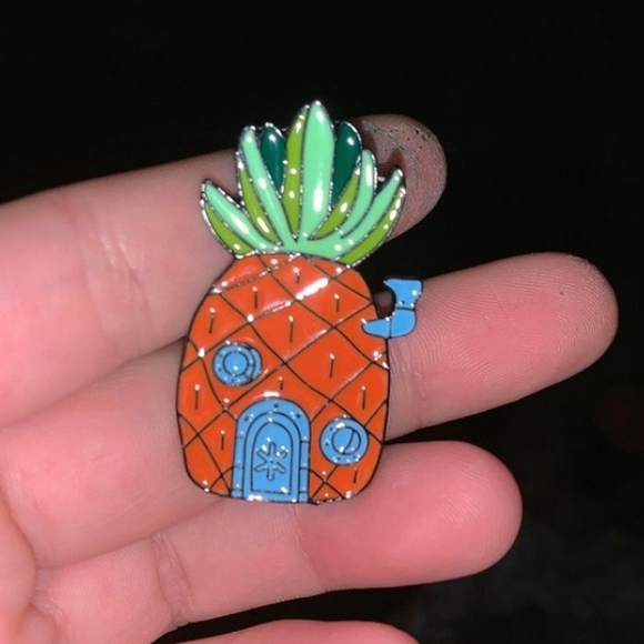 SpongeBob pineapple 🍍 hutch, enamel lapel push pin. - Picture 2 of 3